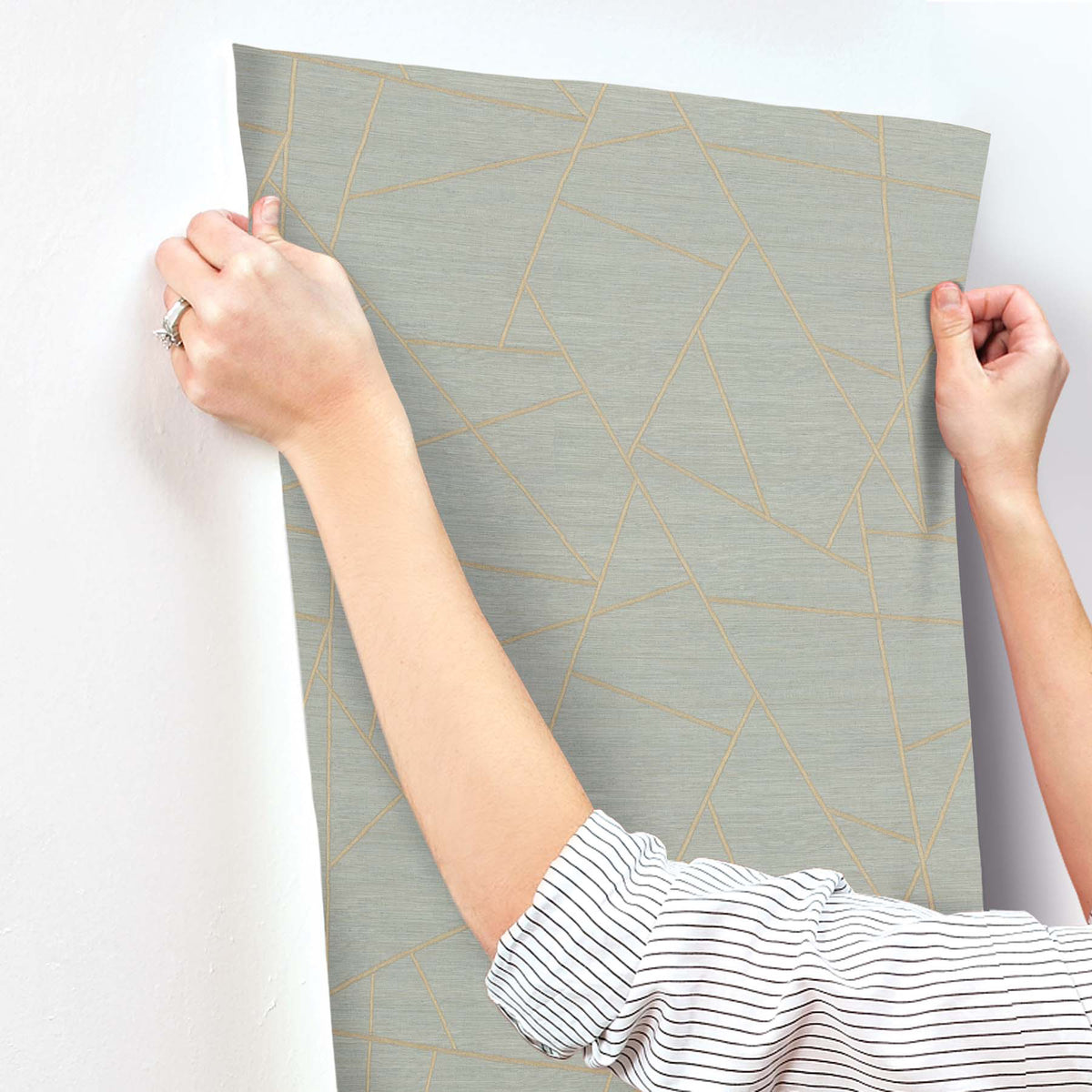 SI6821-peel-and-stick-wallpaper-stick-application-step