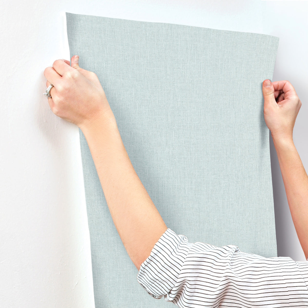SI6914-peel-and-stick-wallpaper-stick-application-step