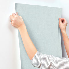 SI6914-peel-and-stick-wallpaper-stick-application-step