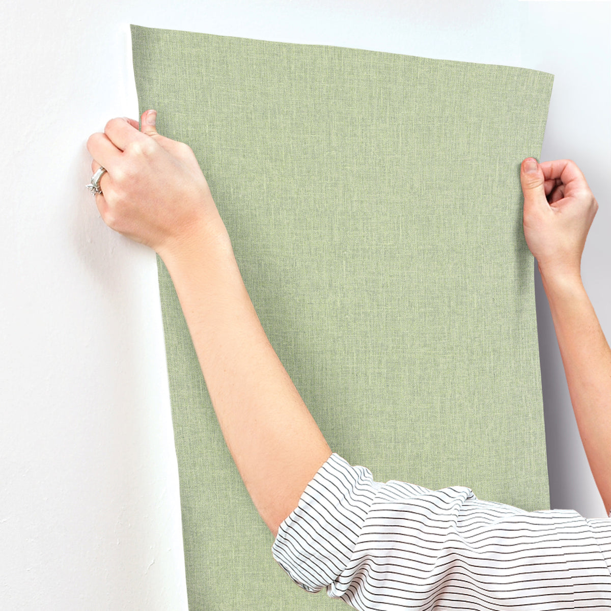 SI6928-peel-and-stick-wallpaper-stick-application-step