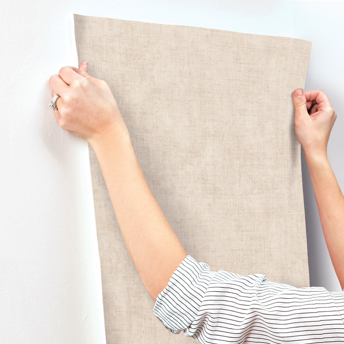SI7140-peel-and-stick-wallpaper-stick-application-step