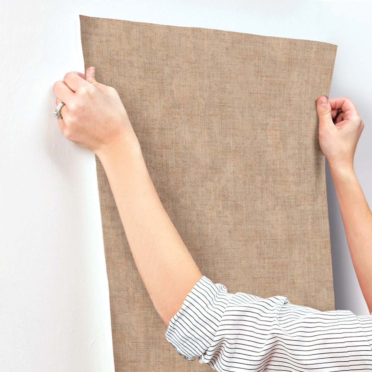 SI7142-peel-and-stick-wallpaper-stick-application-step