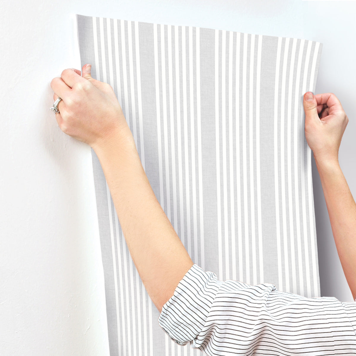 SR1582MH-peel-and-stick-wallpaper-stick-application-step