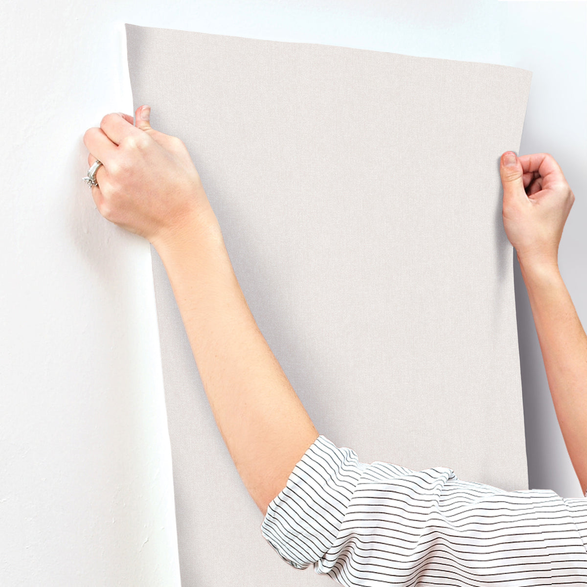 UD2508N-peel-and-stick-wallpaper-stick-application-step