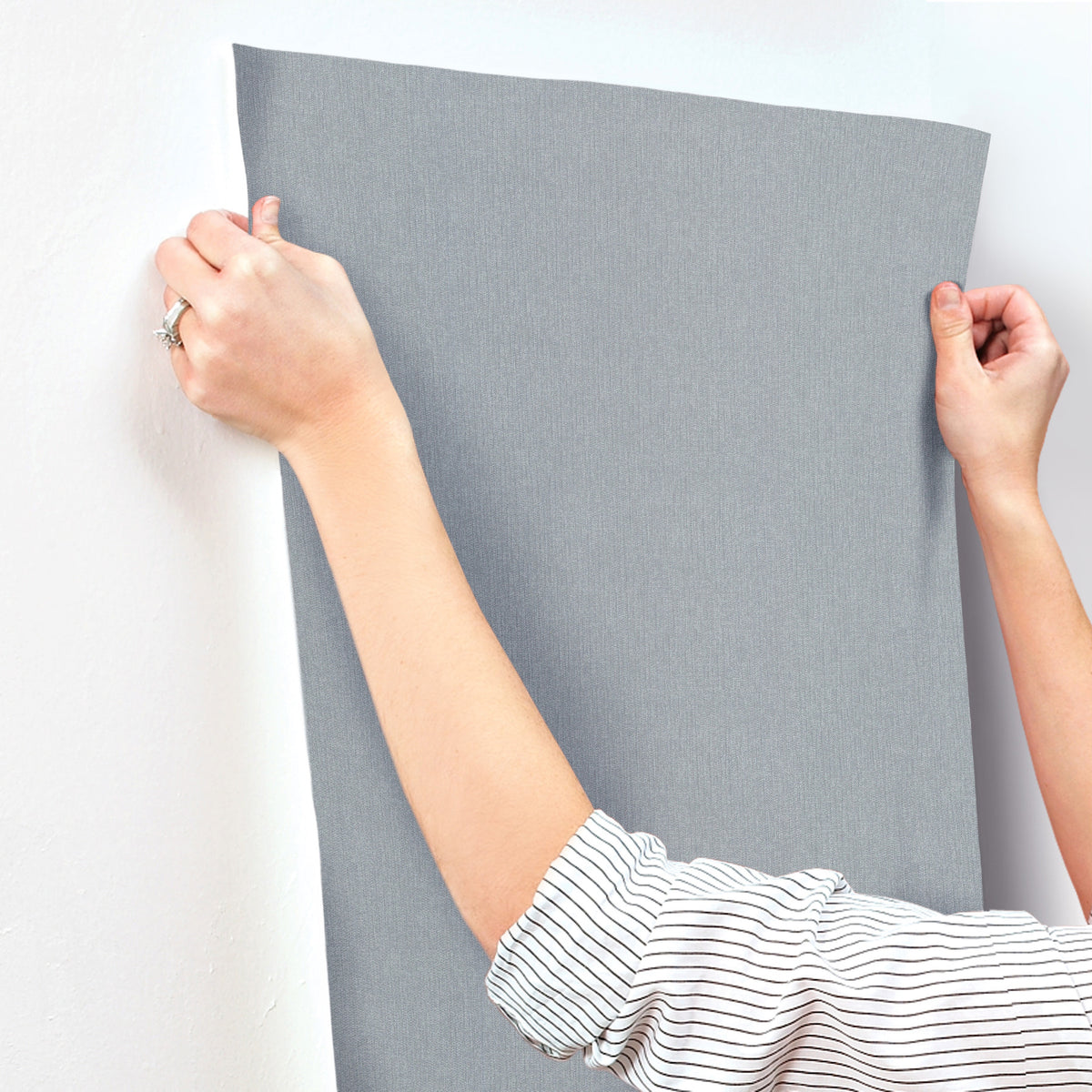 UD2511N-peel-and-stick-wallpaper-stick-application-step