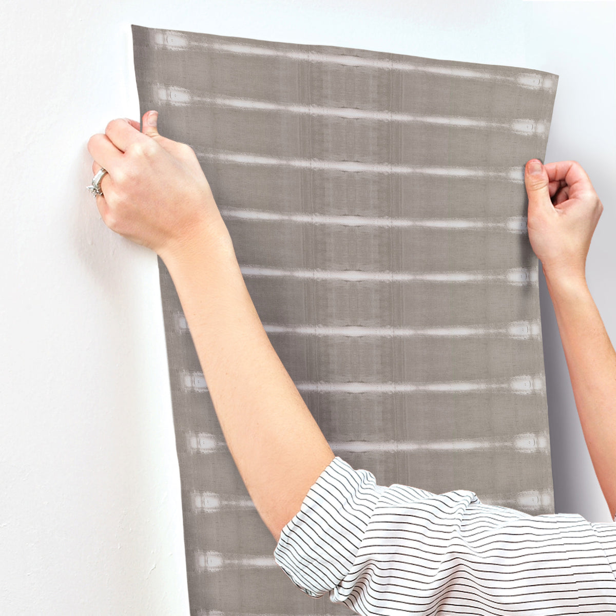 UD2517N-peel-and-stick-wallpaper-stick-application-step