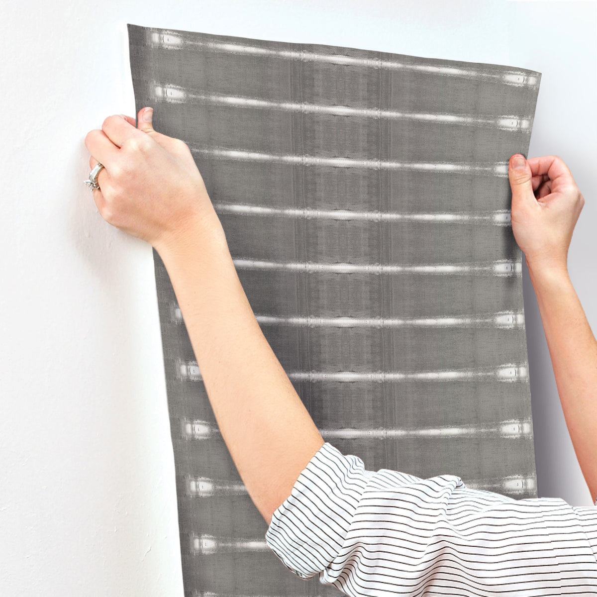UD2519N-peel-and-stick-wallpaper-stick-application-step