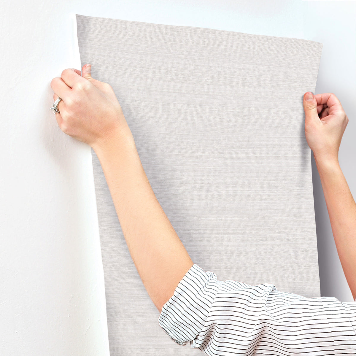 UD2524N-peel-and-stick-wallpaper-stick-application-step