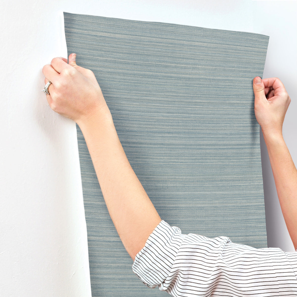 UD2531N-peel-and-stick-wallpaper-stick-application-step