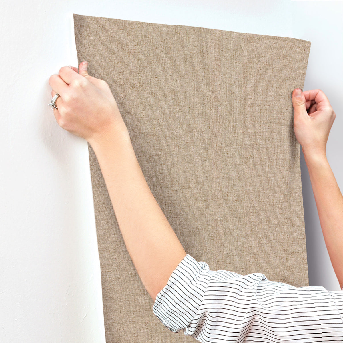 UD2552N-peel-and-stick-wallpaper-stick-application-step