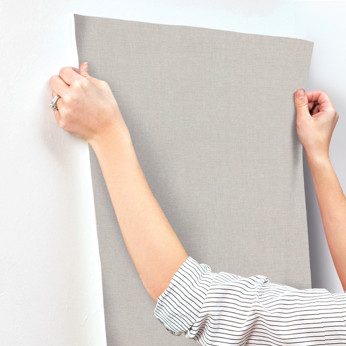 UD2558N-peel-and-stick-wallpaper-stick-application-step