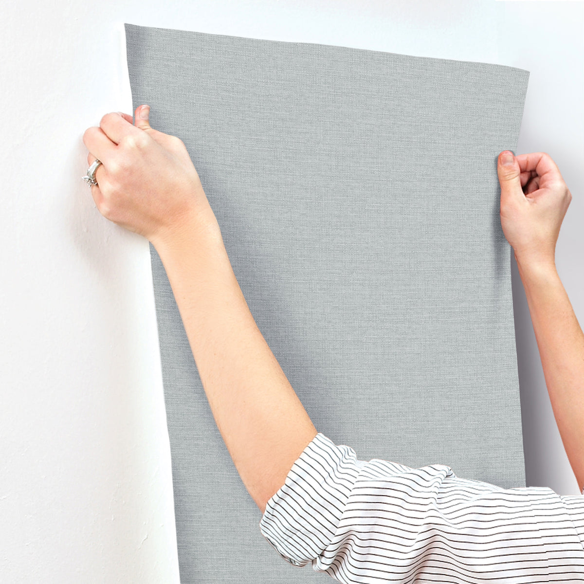 UW1018N-peel-and-stick-wallpaper-stick-application-step