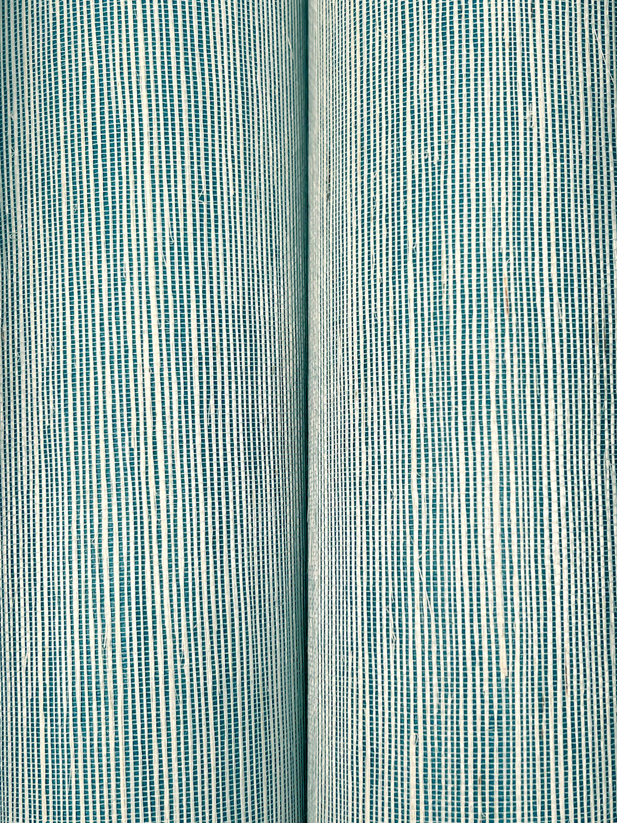 YGL7086-peel-and-stick-wallpaper-detail-closeup