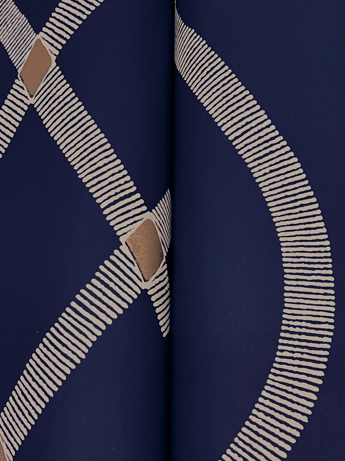 ZA8032-peel-and-stick-wallpaper-detail-closeup