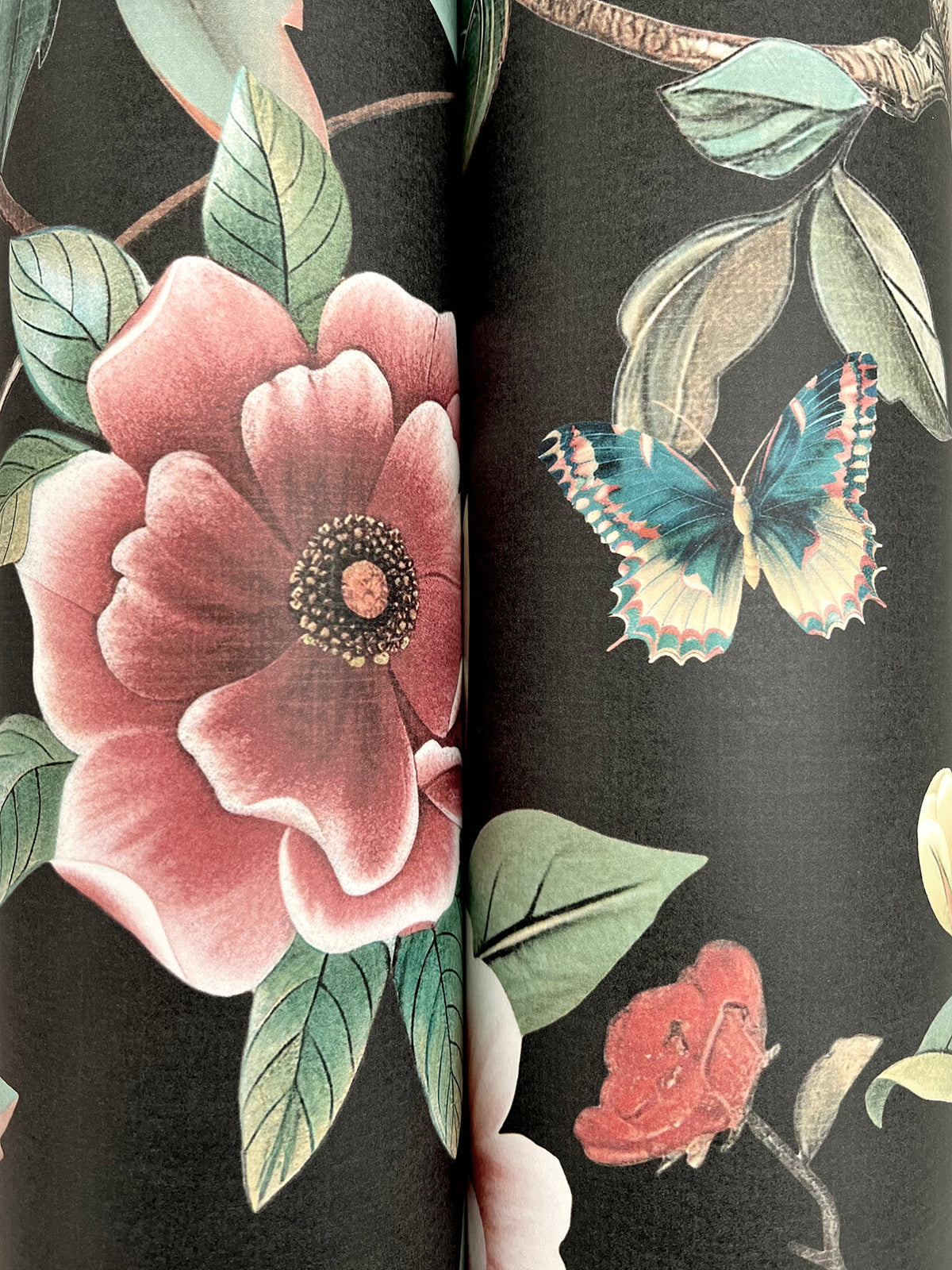 ZA8038-peel-and-stick-wallpaper-detail-closeup