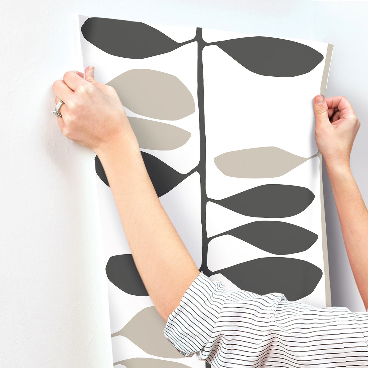 ZM2804-peel-and-stick-wallpaper-stick-application-step