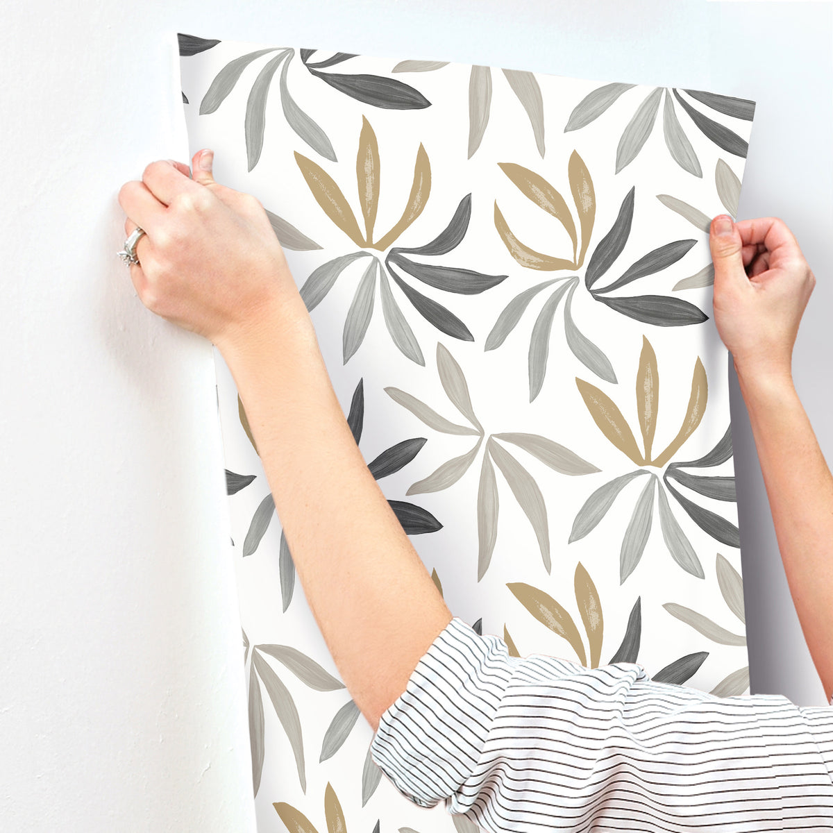 ZM2816-peel-and-stick-wallpaper-stick-application-step