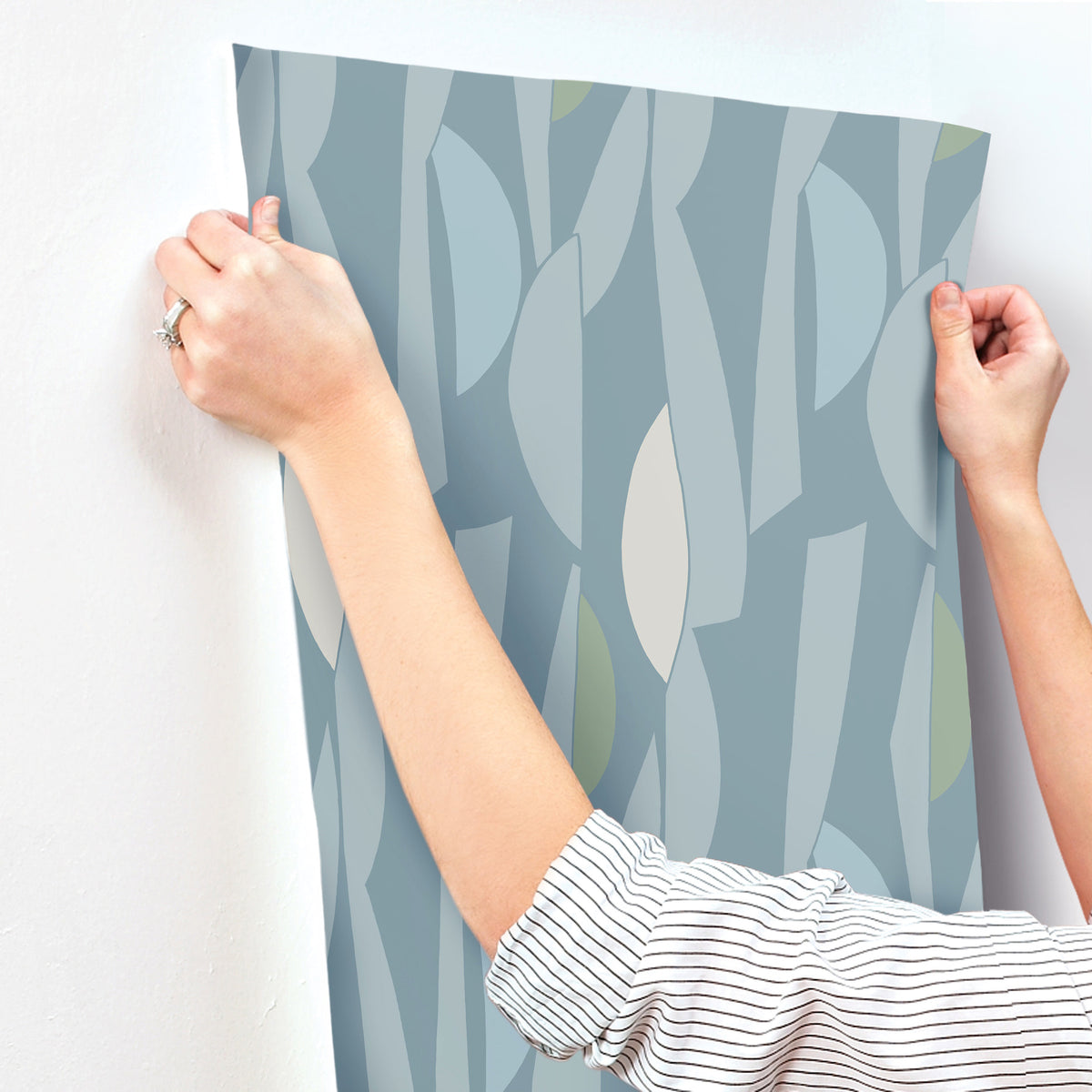 ZM2823-peel-and-stick-wallpaper-stick-application-step