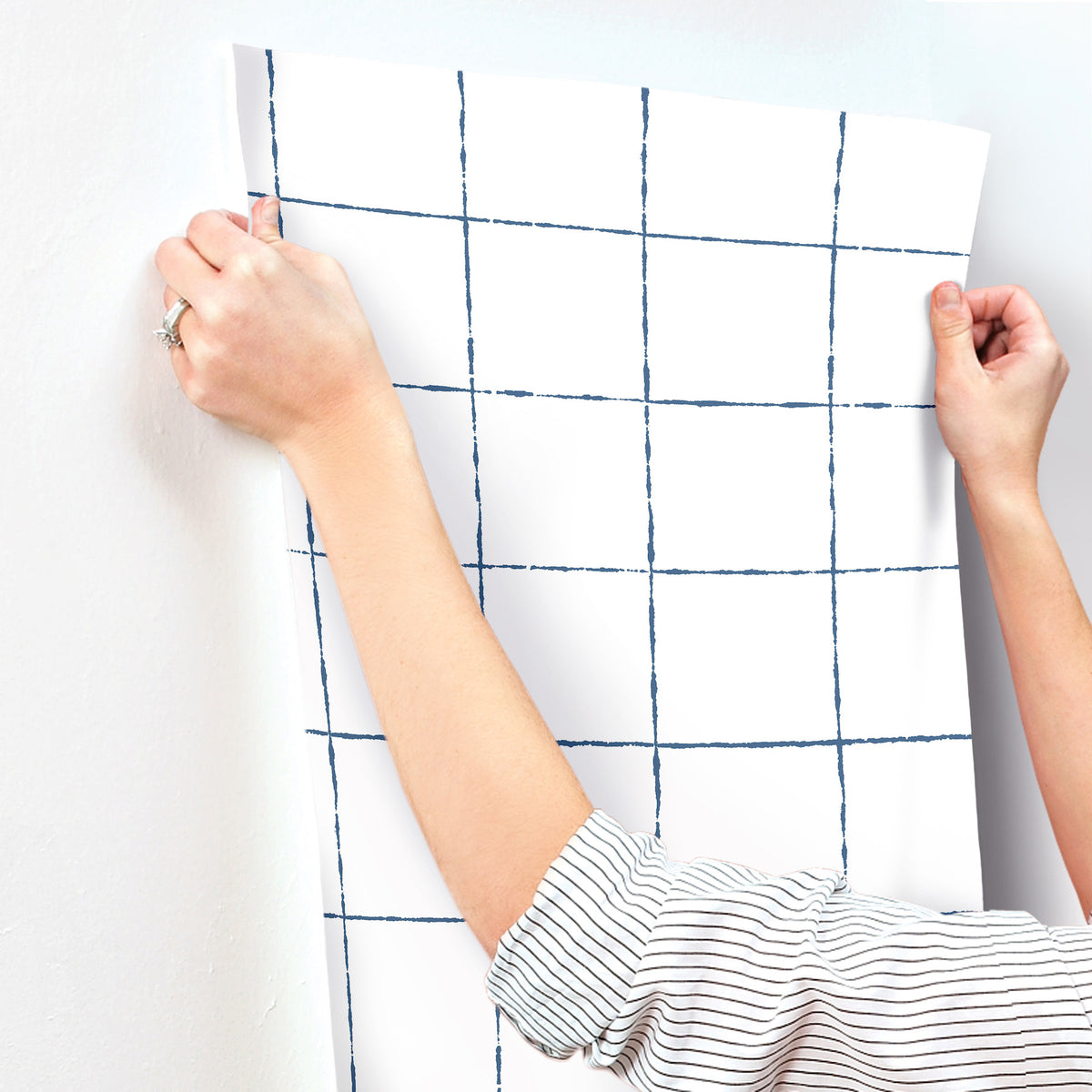 ZM2856-peel-and-stick-wallpaper-stick-application-step